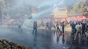 নবম পে-স্কেলের গেজেটের দাবিতে যমুনার ঘেরাও, পুলিশি লাঠিচার্জ ও টিয়ারশেল