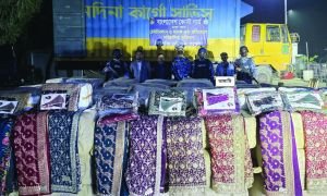 নারায়ণগঞ্জে ১০ কোটি টাকা মূল্যের ভারতীয় শাড়ি জব্দ, পাচারকারী আটক