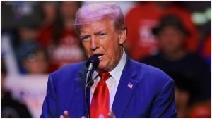 ইরানে শাসক পরিবর্তনের ইঙ্গিত ট্রাম্পের