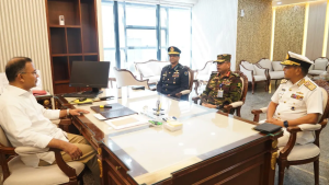 সচিবালয়ে প্রধানমন্ত্রীর সঙ্গে তিন বাহিনী প্রধানের বৈঠক
