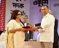 গুণীজনদের হাতে একুশে পদক তুলে দিলেন প্রধানমন্ত্রী