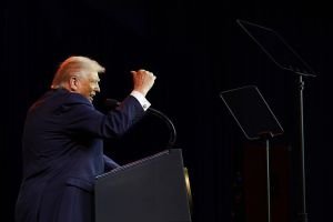 যুক্তরাজ্যকে কটাক্ষ ট্রাম্পের: “যুদ্ধ জয়ের পর মিত্রের দরকার নেই”