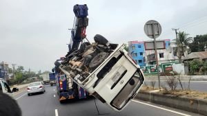 চলন্ত মাইক্রোবাসে সিলিন্ডার বিস্ফোরণে প্রাণ গেল ৩ জনের