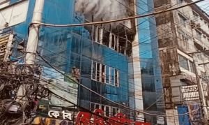 চট্টগ্রামের টেরিবাজারে বহুতল ভবনে আগুন, নিহত ২