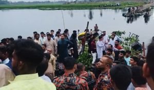 ব্রিজ ভেঙে নদীতে পড়ে নিহত ৪ শিশু, নিখোঁজ ২