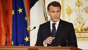 ট্রাম্পকে কটাক্ষ ম্যাক্রোঁর: “প্রতিদিন কথা বদলালে নেতৃত্ব চলে না”