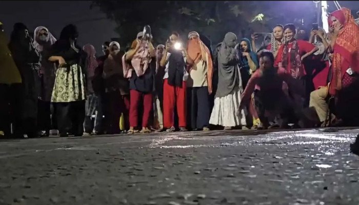 রাজনীতিমুক্ত ক্যাম্পাসের দাবিতে মধ্যরাতে ইডেন কলেজে বিক্ষোভ
