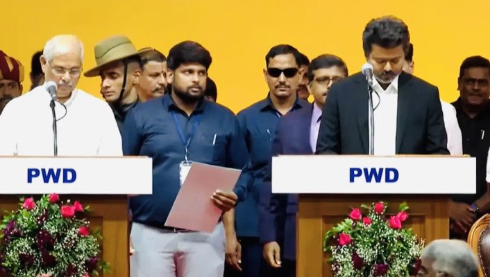 তামিলনাড়ুর মুখ্যমন্ত্রী হিসেবে শপথ নিলেন অভিনেতা থালাপতি বিজয়