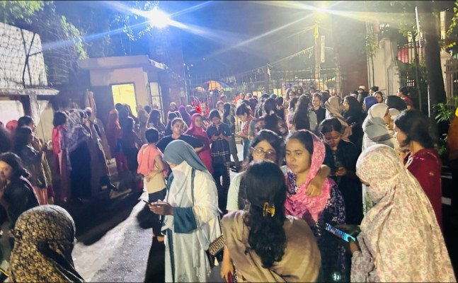 মধ্যরাতে উত্তাল ঢাকা বিশ্ববিদ্যালয়ের ছাত্রী হল