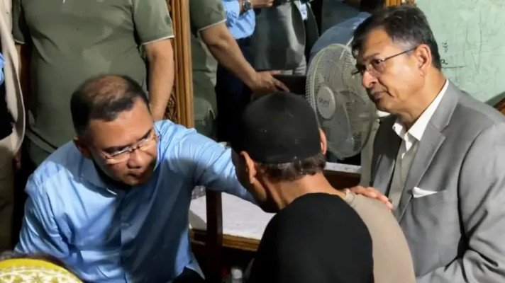 রামিসার বাবার কাঁধে হাত রেখে বিচার নিশ্চিতের আশ্বাস প্রধানমন্ত্রীর