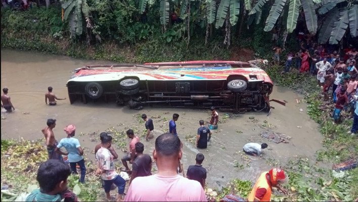 ৫ জেলায় ভয়াবহ সড়ক দুর্ঘটনা, একদিনেই নিহত ১৪