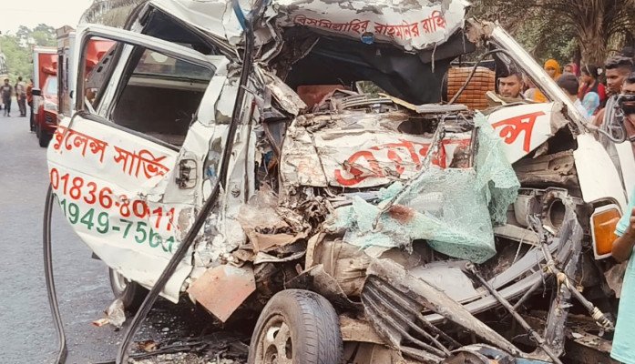 বাস-অ্যাম্বুলেন্স সংঘর্ষে একই পরিবারের ৪জন সহ নিহত ৫